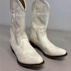 Roper White Leather Cowboy Boots with Embroidered Detail